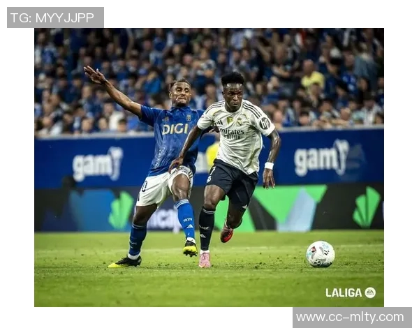 皇马球迷齐聚球场外高举横幅支持维尼修斯和姆巴佩表达爱意